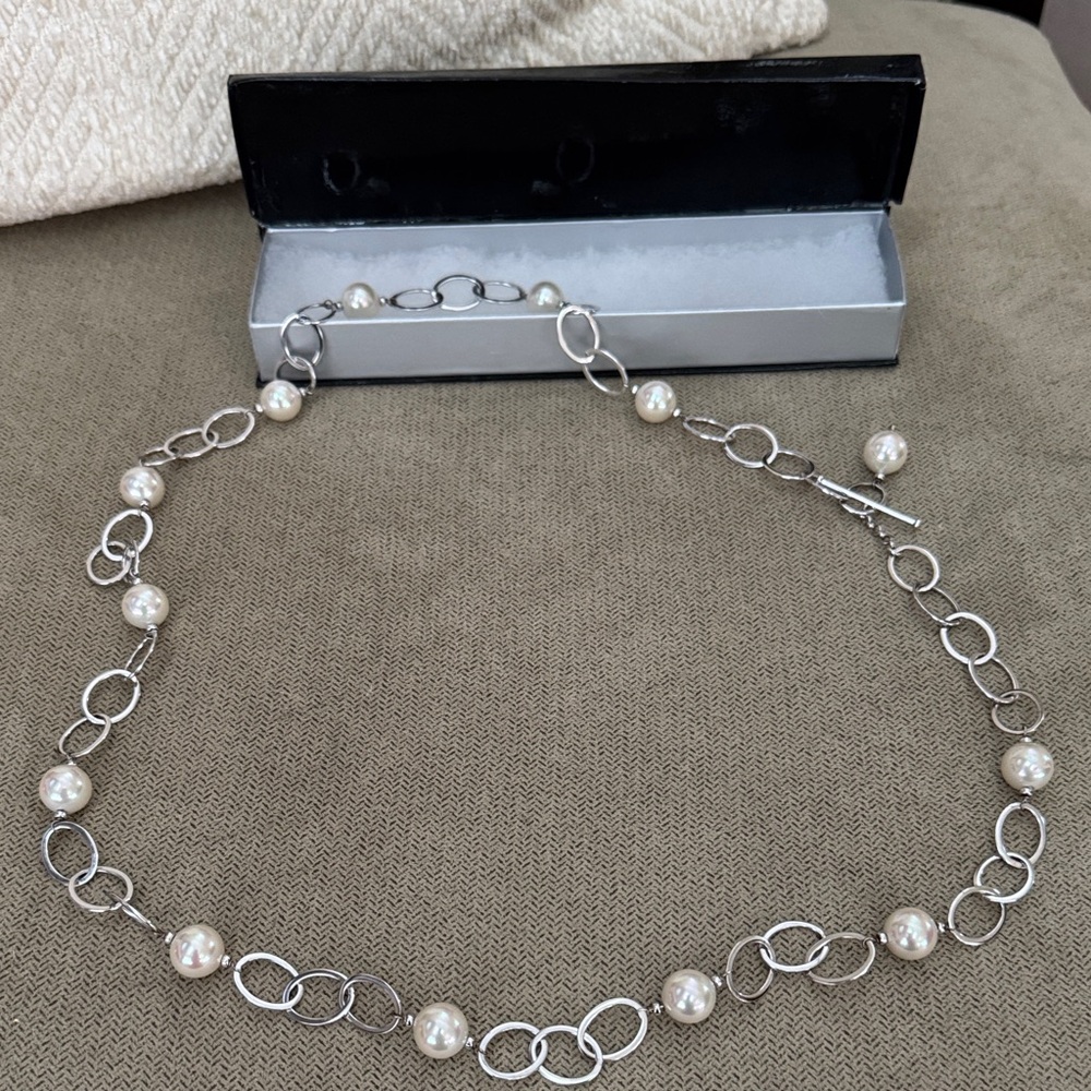 Elegant Silver and Pearl Necklace